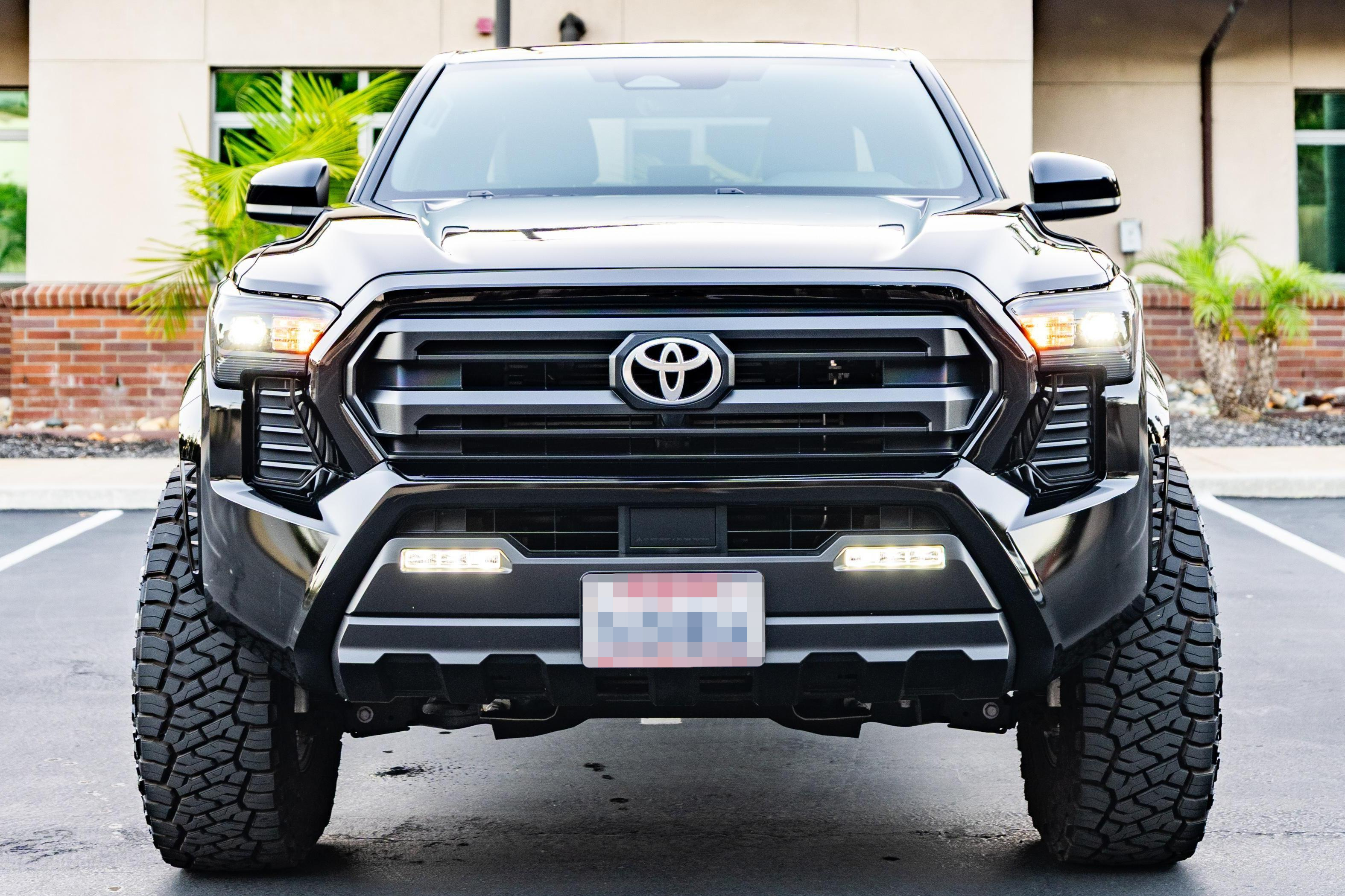 2025 Toyota Tacoma SR5 image 2