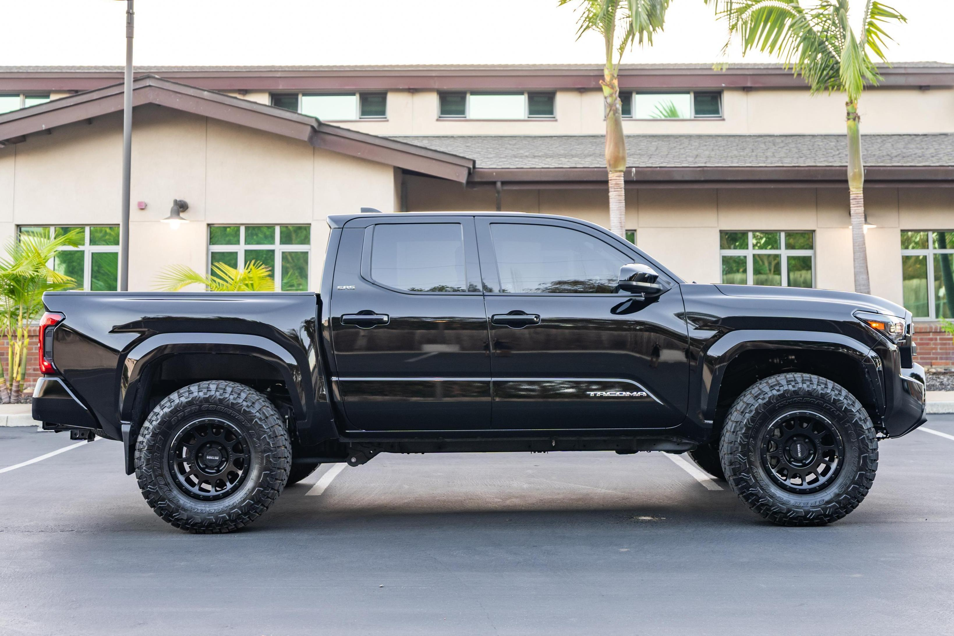 2025 Toyota Tacoma SR5 image 3