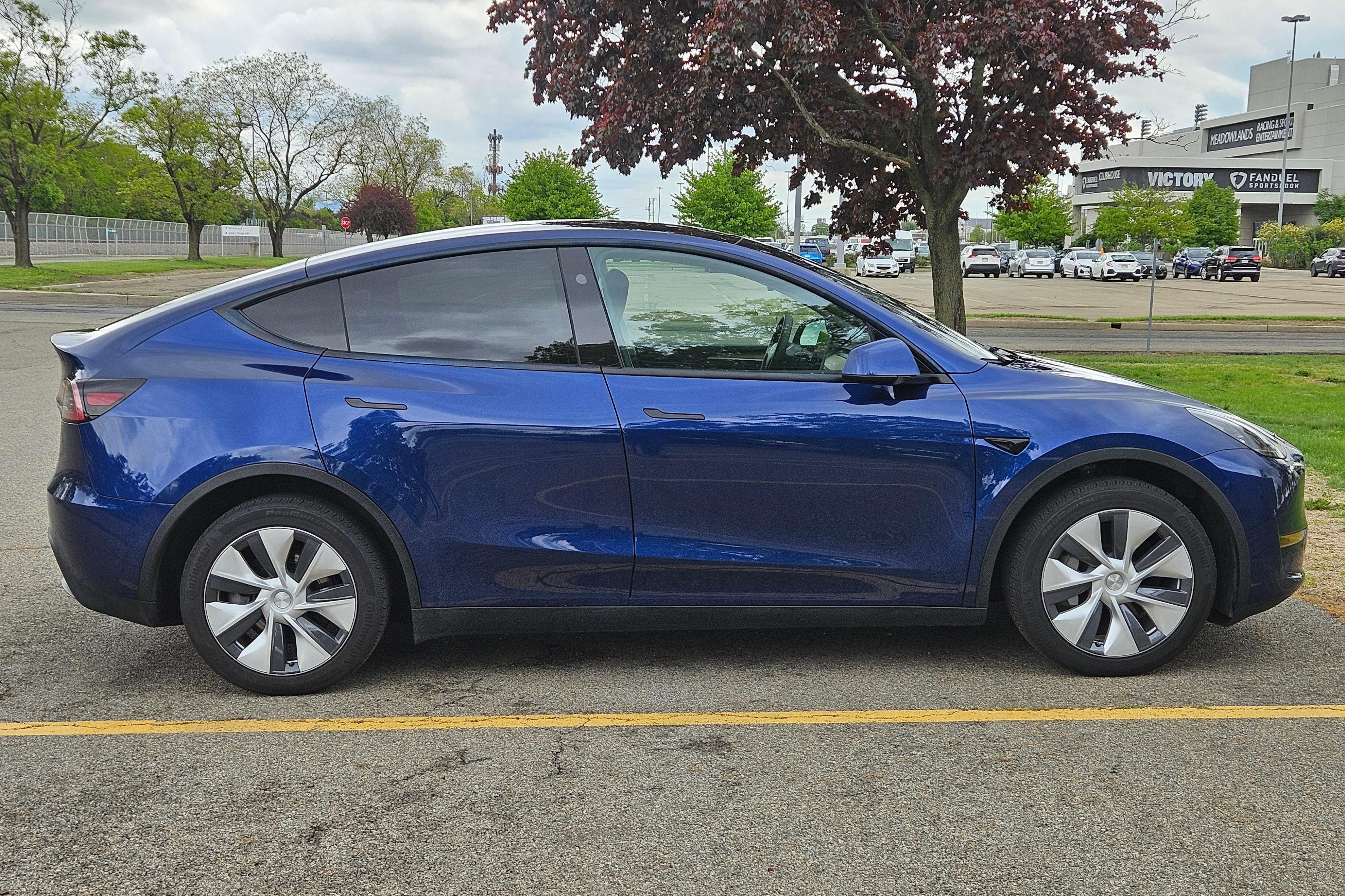 2023 Tesla Model Y Long Range AWD image 3